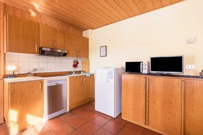 Een koelkast, een magnetron, een kookplaat, een vaatwasser