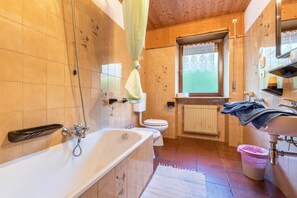 Badewanne, Haartrockner, Handtücher