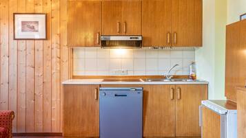 Kühlschrank, Mikrowelle, Herdplatte, Geschirrspüler
