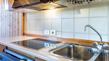 Køleskab, mikrobølgeovn, kogeplade, opvaskemaskine