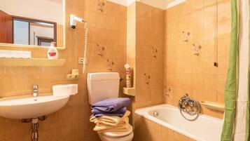 Baignoire, sĂšche-cheveux, serviettes fournies