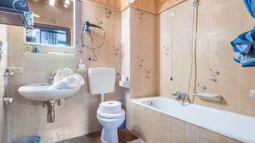 Badekar, hårføner og håndklær