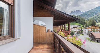 Appartement Pension Sonia 102 avec vue sur les montagnes, jardin et Wi-Fi.