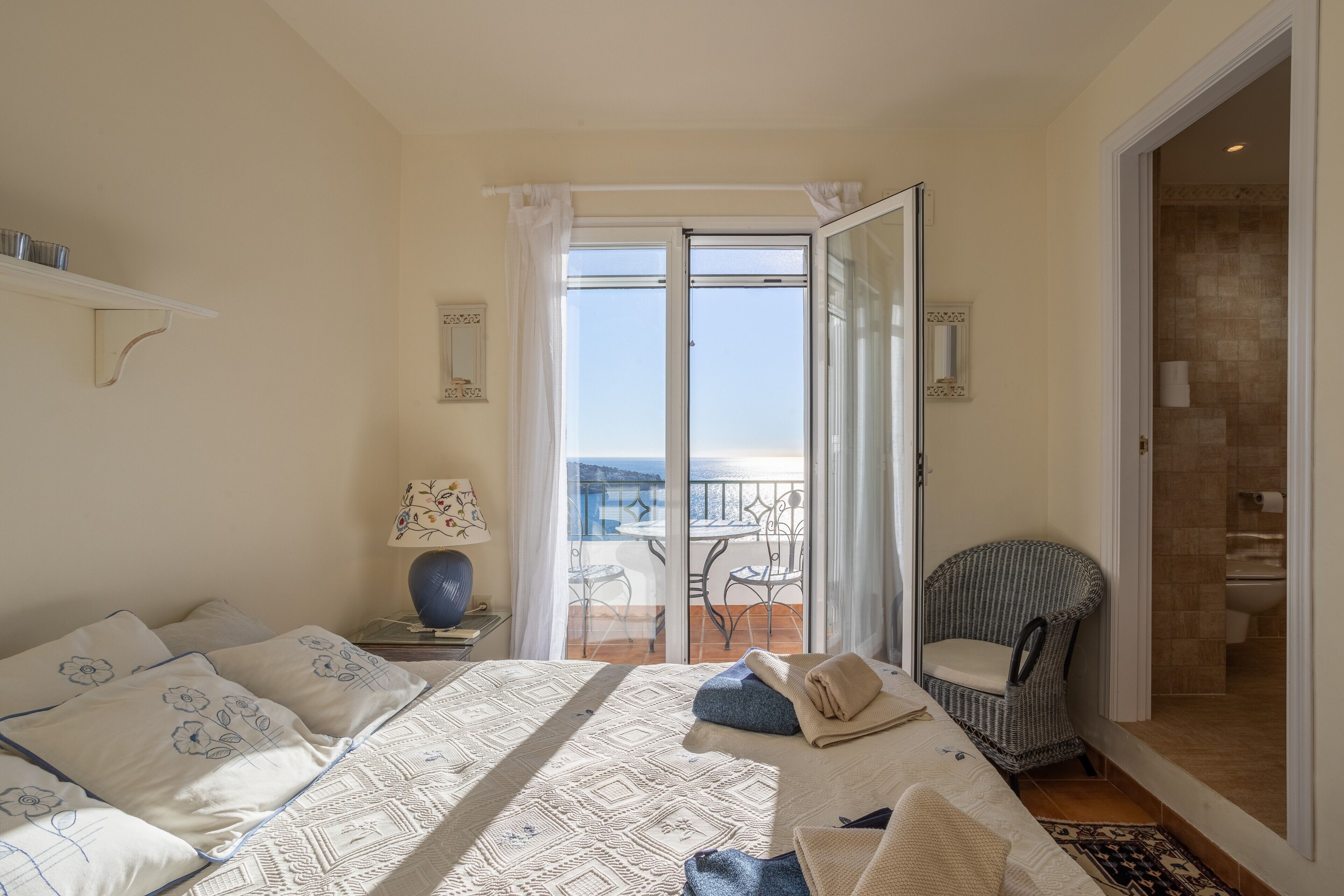 3 slaapkamers, een strijkplank/strijkijzer, gratis wifi, beddengoed