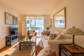 TV - Holiday Home 'Casa Segerlund' with Sea View, Shared Pool & Wi-Fi (Almuñécar)