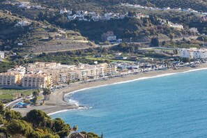 Beach nearby - Holiday Home 'Casa Segerlund' with Sea View, Shared Pool & Wi-Fi (Almuñécar)