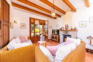 TV, fireplace - Country House Can Carboneta with Pool, Garden & Wi-Fi (arta)
