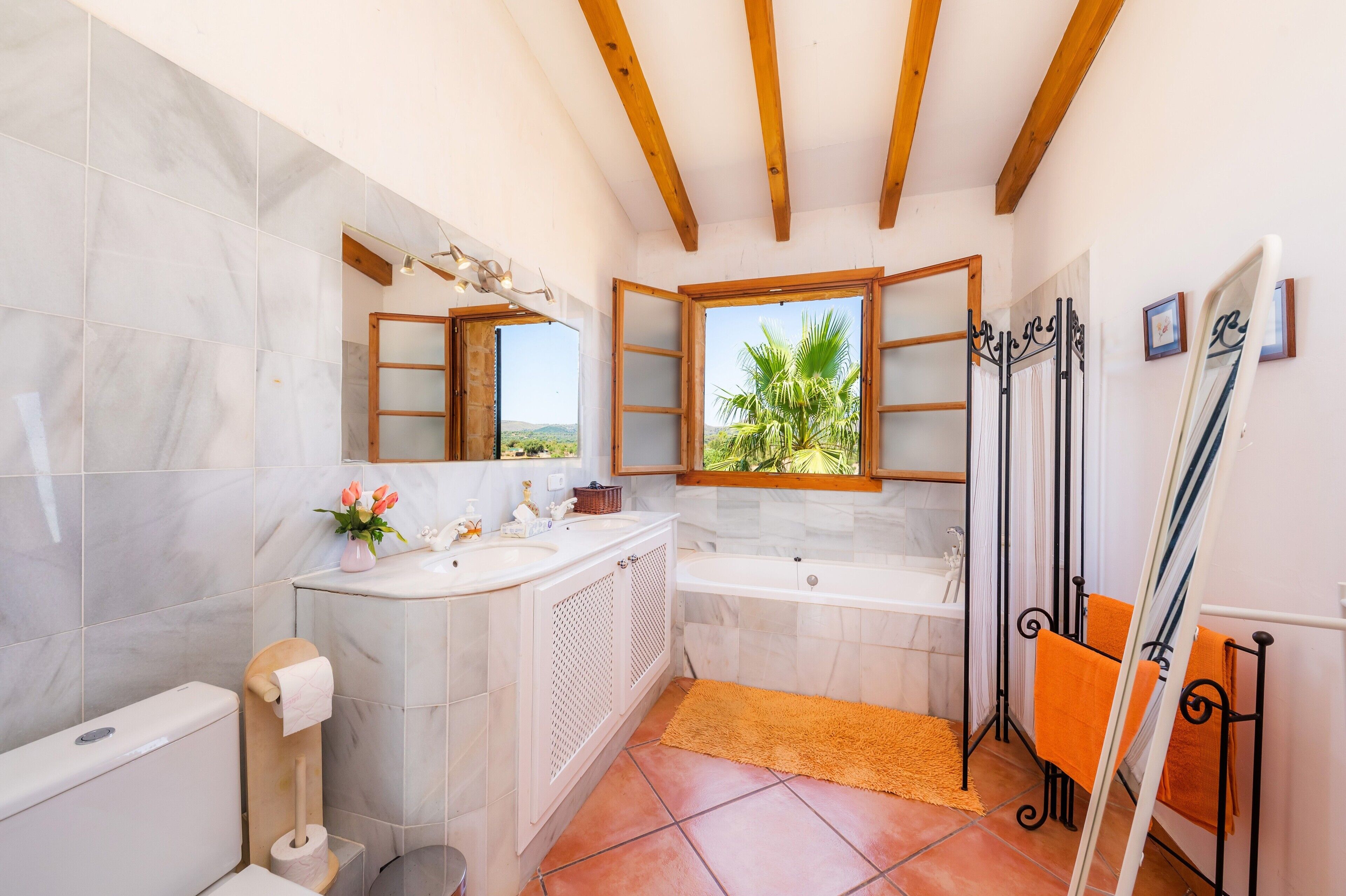 Badewanne, Haartrockner, Handtücher