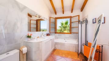 Badewanne, Haartrockner, Handtücher