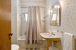 浴槽、ヘアドライヤー、タオル