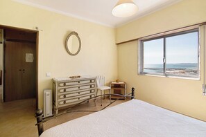 2 bedrooms, free WiFi, bed sheets - Apartment 'VIP T2 em Frente a Praia' with Sea View, Terrace & Wi-Fi (Quarteira)