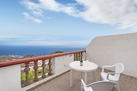 Outdoor dining. Holiday Home Timarasan with Sea View, Terrace & Wi-Fi