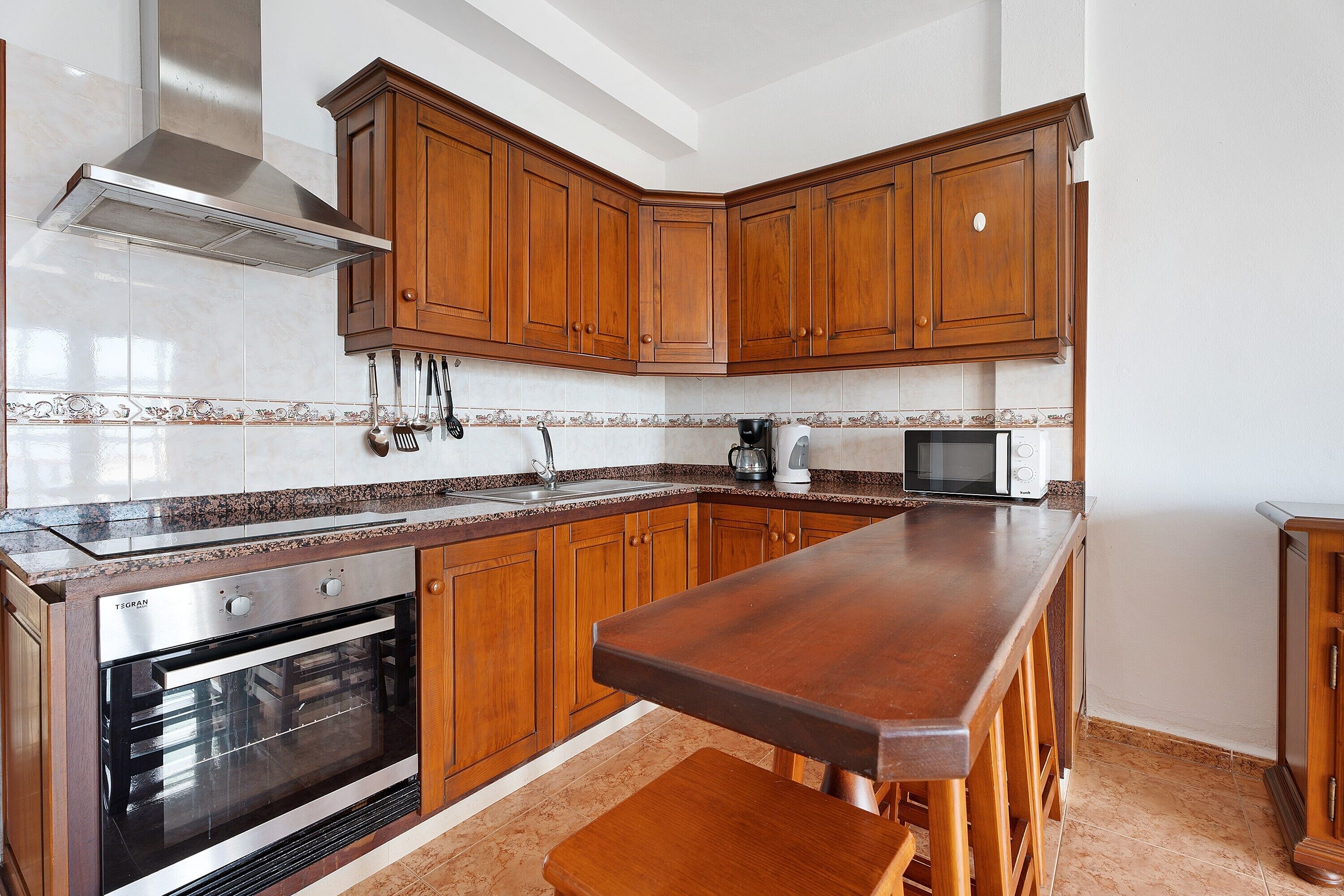 雪櫃、微波爐、焗爐、爐具