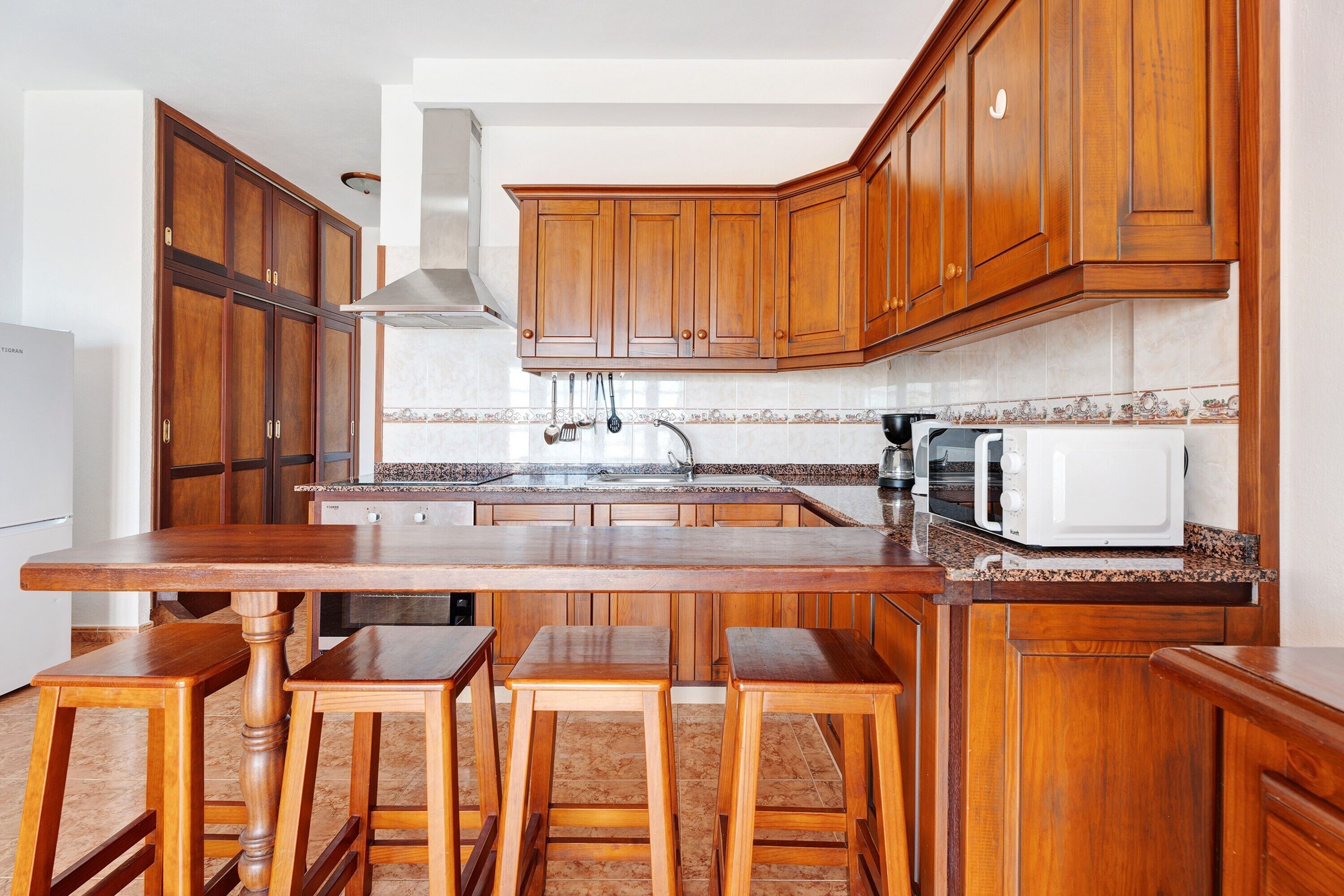 雪櫃、微波爐、焗爐、爐具