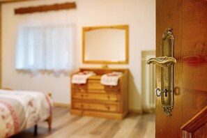 3 bedrooms, iron/ironing board, free WiFi, bed sheets - Apartment 'Lorenzo' with Mountain View, Balcony and Wi-Fi (Vodo)