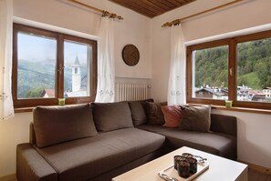 TV, fireplace - Apartment 'Lorenzo' with Mountain View, Balcony and Wi-Fi (Vodo)