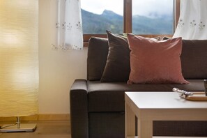 TV, fireplace - Apartment 'Lorenzo' with Mountain View, Balcony and Wi-Fi (Vodo)