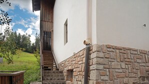 A stone staircase leading to a wooden door, a small window, and a stone wall. - Apartment 'Lorenzo' with Mountain View, Balcony and Wi-Fi (Vodo)