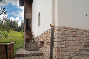 Property grounds - Apartment 'Lorenzo' with Mountain View, Balcony and Wi-Fi (Vodo)