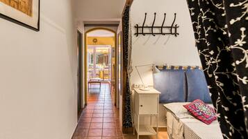 3 slaapkamers, een strijkplank/strijkijzer, gratis wifi, beddengoed