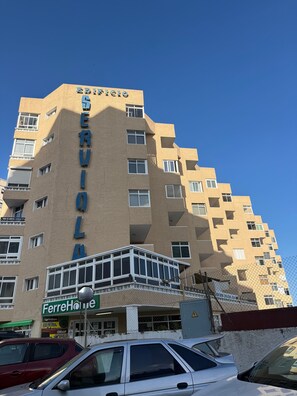 Un immeuble à plusieurs étages, sur lequel on peut voir une grande enseigne indiquant « EBI FIERE HOTEL », et un magasin situé au rez-de-chaussée portant l’inscription « FerreHome ».