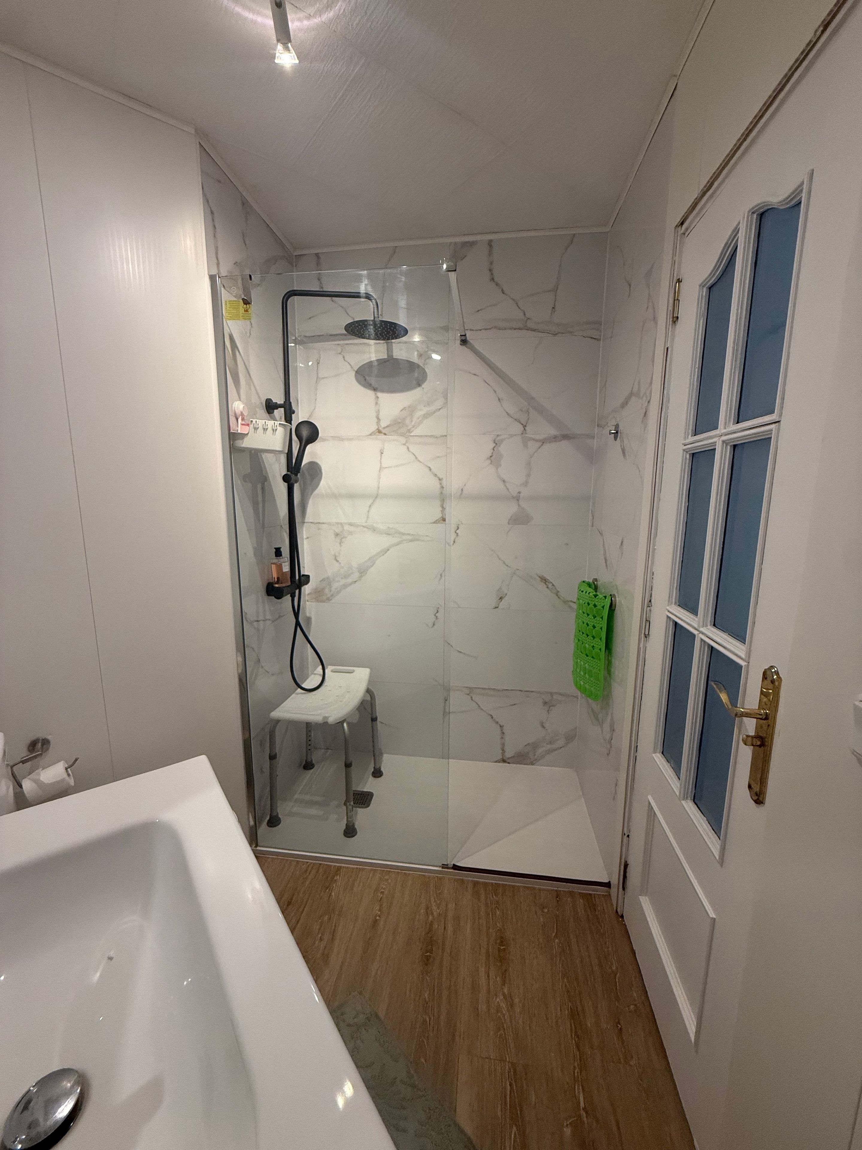 Un baño con ducha, inodoro y bañera.