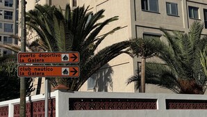 A multi-story building with a sign indicating directions to a sports port and a nautical club. - Holiday Home 'Sea view Apartment' with Sea View, Shared Pool & Wi-Fi (Candelaria)
