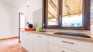 Una cocina con encimera de madera, pileta integrada y ventana con vistas al exterior.