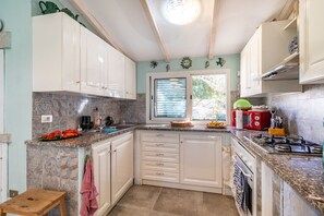 Fridge, microwave, oven, stovetop - Vacation Home "Statzu Butzu" with Private Covered Terrace & Wi-Fi (Trinità d’Agultu e Vignola)