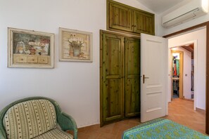 Interior - Vacation Home "Statzu Butzu" with Private Covered Terrace & Wi-Fi (Trinità d’Agultu e Vignola)