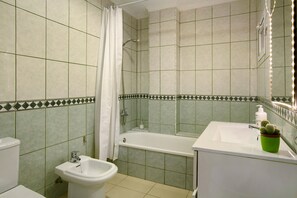 Bañera, secador de pelo, toallas
