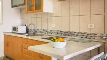 Een koelkast, een magnetron, een kookplaat