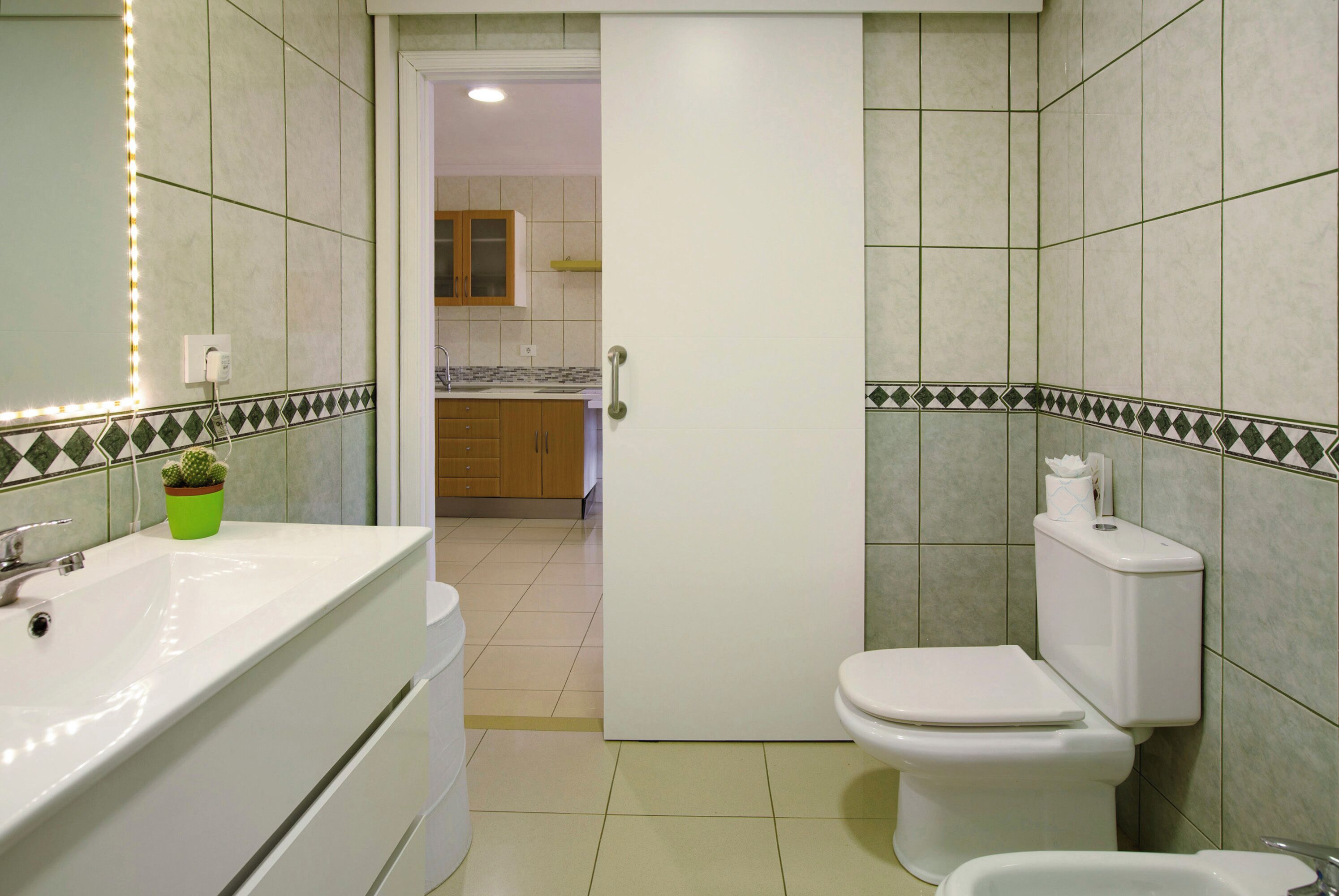 Bañera, secador de pelo y toallas