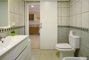 Baignoire, sèche-cheveux, serviettes fournies