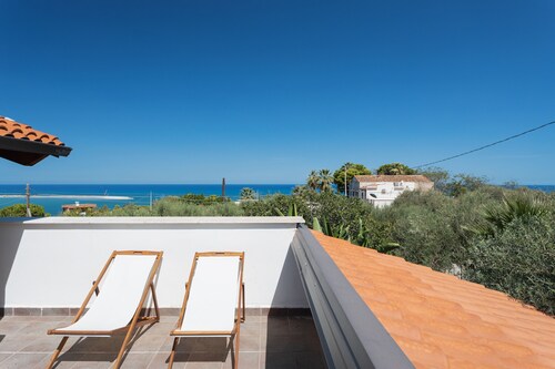Villa 'Mendolia - Piscine Chauffée et Design' avec vue sur la mer, piscine et Wi-Fi