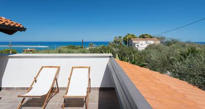 Villa 'Mendolia - Piscine Chauffée et Design' avec vue sur la mer, piscine et Wi-Fi