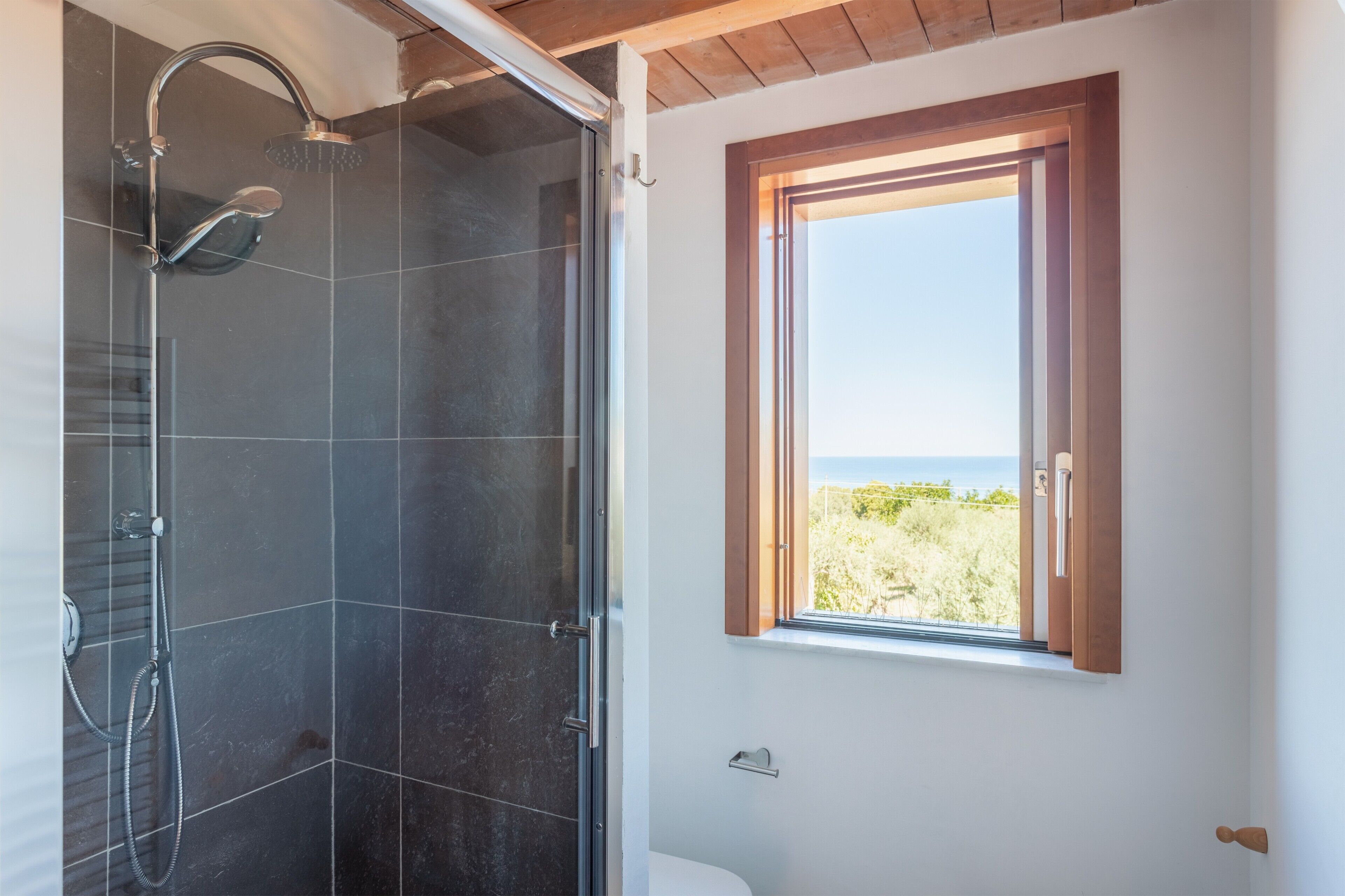 Dusche, kostenlose Toilettenartikel, Haartrockner, Bademäntel