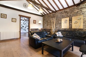 TV - Holiday Accommodation "Casa Abuelo Paco" in the middle of nature (VEGA DE SAN MATEO)