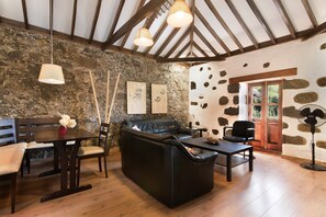 TV - Holiday Accommodation "Casa Abuelo Paco" in the middle of nature (VEGA DE SAN MATEO)