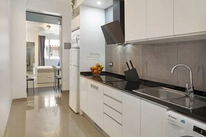 Kjøleskap, mikrobølgeovn, kokeplater og kaffetrakter/tekoker