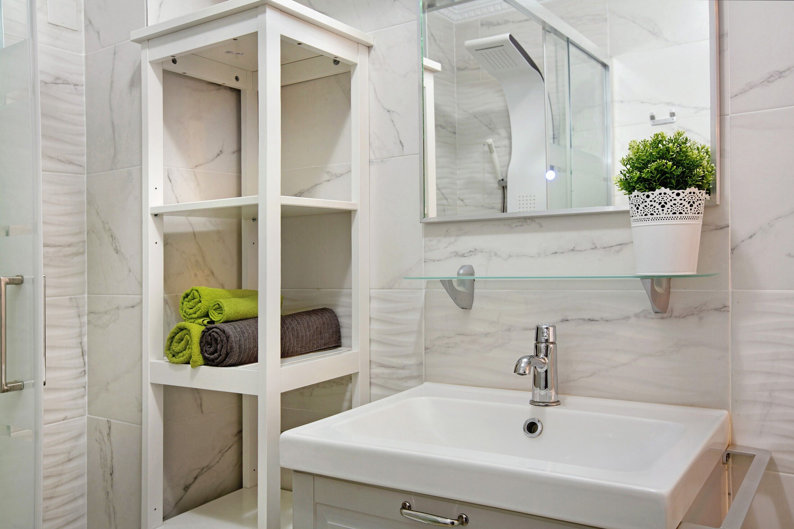 Dusj, hårføner og håndklær