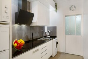 Kühlschrank, Mikrowelle, Herdplatte, Wasserkocher mit Kaffee-/Teezubehör