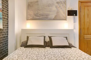1 chambre, fer et planche à repasser, Wi-Fi gratuit, draps fournis