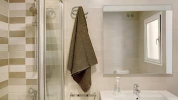 Dusche, Haartrockner, Handtücher