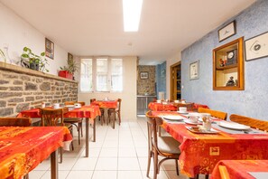 Daily continental breakfast for a fee - L'Agriculture (Saint-Hilaire-du-Harcouet)