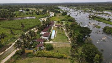 المنشأة من الخارج