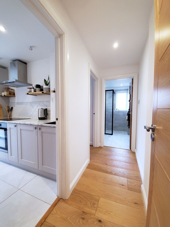 ثلاجة، فرن، موقد طهي مسطح، غلّاية كهربائية