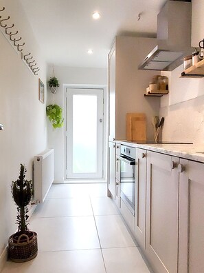 ثلاجة، فرن، موقد طهي مسطح، غلّاية كهربائية