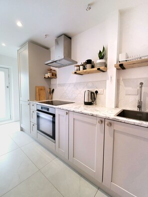 Fridge, oven, stovetop, electric kettle