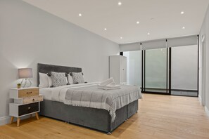 3 bedrooms, desk, iron/ironing board, free WiFi - Capacious Three Bed Apartment in Slindon Court by MySquare (London)